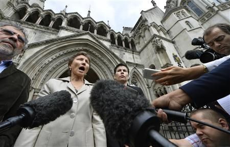 Вдова Александра Литвиненко дает интервью журналистам перед зданием Высокого суда Лондона. Фото: uk.reuters.com