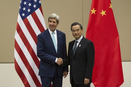 Госсекретарь США Джон Керри и глава МИД КНР Ван И. Фото: AP