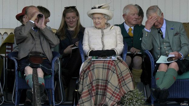 Королева Елизавета Вторая с супругом Принцем Филиппом и сыном Принцем Чарльзом на Играх горцев - ежегодном традиционном шотландском состязании в силе и ловкости