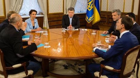 Петр Порошенко дает интервью украинским телеканалам. Фото: facebook.com/petroporoshenko