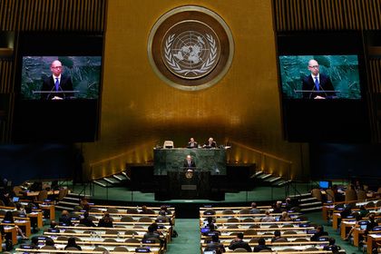 Арсений Яценюк за трибуной в Генассамблее ООН. Фото: Reuters