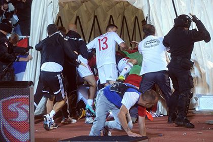 Футболисты сборной Албании удаляются с поля после начала потасовки с участием игроков и болельщиков на стадионе в Белграде. Фото: AFP