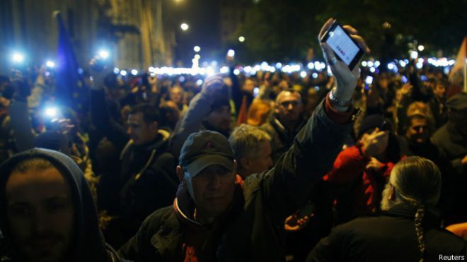 Во время демонстрации люди держали в руках свои смартфоны, протестуя против введения налога на интенет