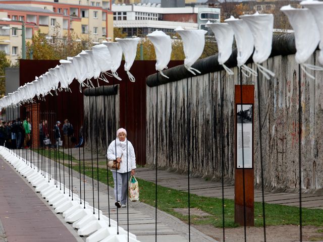 Главным символом юбилейной даты станет световая инсталляция, которая протянется на 15 километров вдоль бывшей внутригородской границы. Фото: Reuters