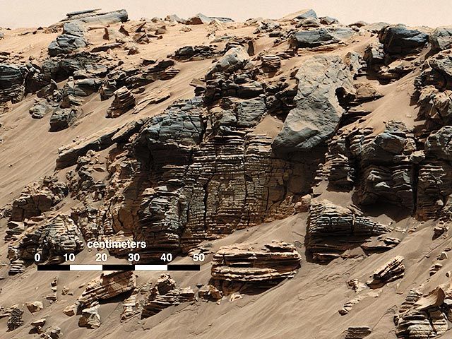 Судя по изображениям, полученным Curiosity, гора сформирована из осадочных пород, а структура геологических пластов свидетельствует о многократном заполнении и испарении воды, заполнявшей кратер. Фото: NASA