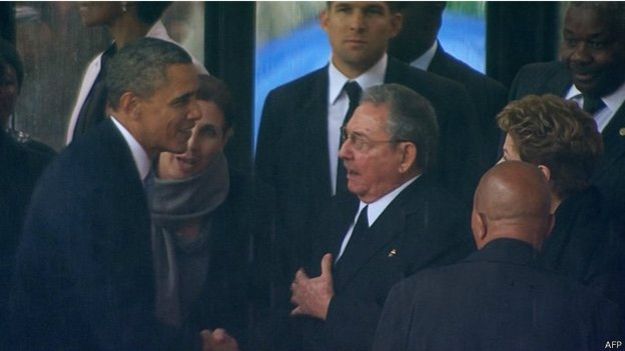 Барак Обама и Рауль Кастро обменялись рукопожатиями на похоронах Нельсона Манделы
