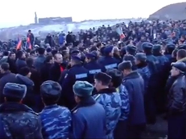 В крупных городах Армении 14 января прошли акции протеста в связи с резонансным убийством в городе Гюмри семьи Аветисянов, в котором подозревается солдат 102 российской военной базы Валерий Пермяков. Фото: 1in.am