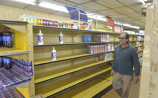 Полки универсама в Венесуэле. Фото: Getty Images  