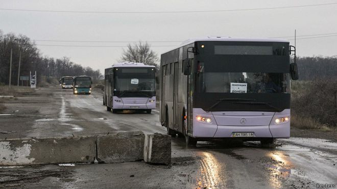 Из занятого сепаратистами Донецка в сторону Дебальцево и Углегорска отправились около 20 автобусов, которые должны вывезти оттуда мирных жителей