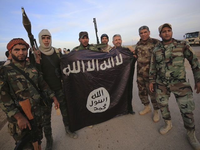 Иракские военнослужащие с флагом 