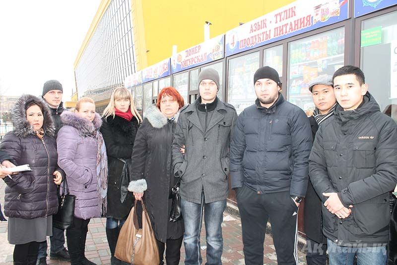 Жена погибшего Анатолия МАШТАКОВА - Оксана и его сын Дмитрий (в центре) вместе с атырауцами.