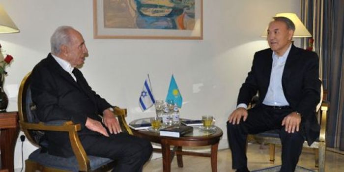 Nazarbayev meets Shimon Peres