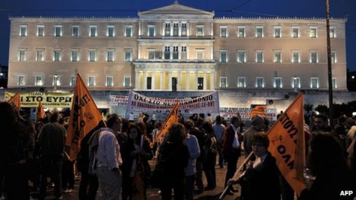 Greek parliament approves 15,000 civil service job cuts