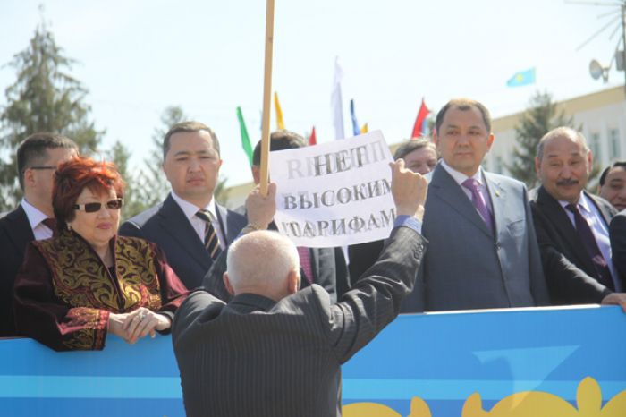 Uralsk Governor faced protest slogan during May Day celebrations