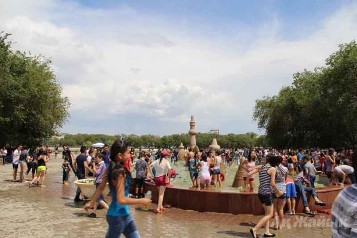 Mass bathing in fountain on Children's Day