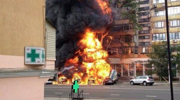 Fuel truck blows up in Almaty - video