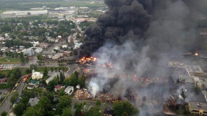 1 dead, others missing after train derails, burns in Quebec