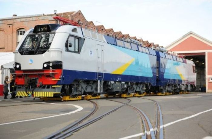 Alstom unveils first KZ locomotive