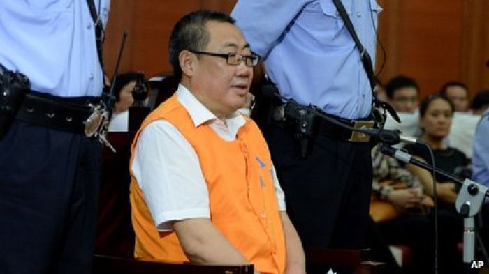 China 'smiling official' Yang Dacai jailed for 14 years
