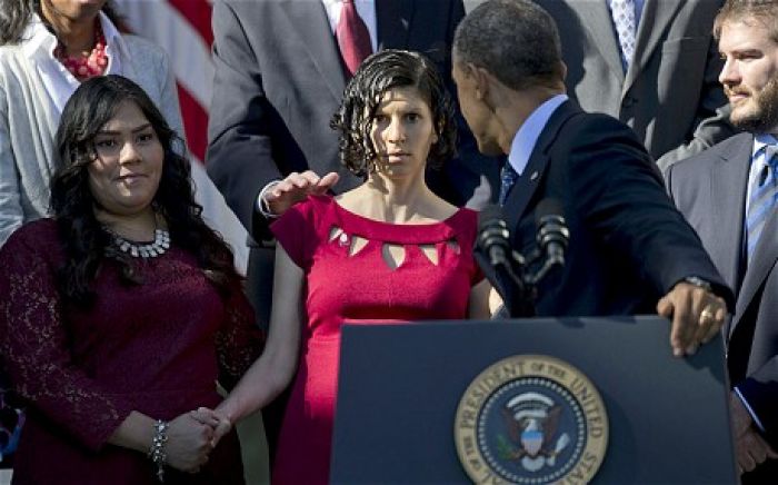 Barack Obama catches fainting pregnant woman during speech