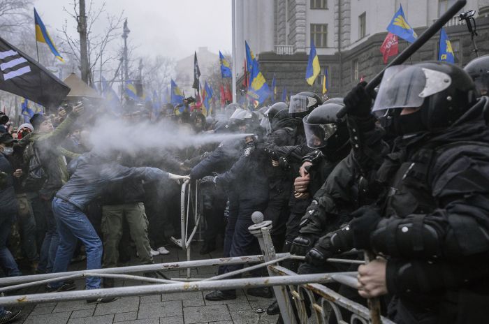 Kiev Police Use Tear Gas Against Pro-EU Integration Protesters