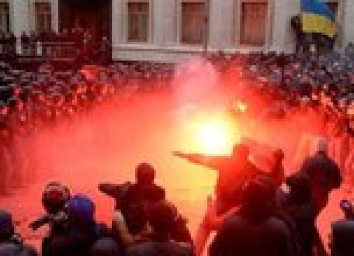Ukraine: Protesters Besiege Government Building