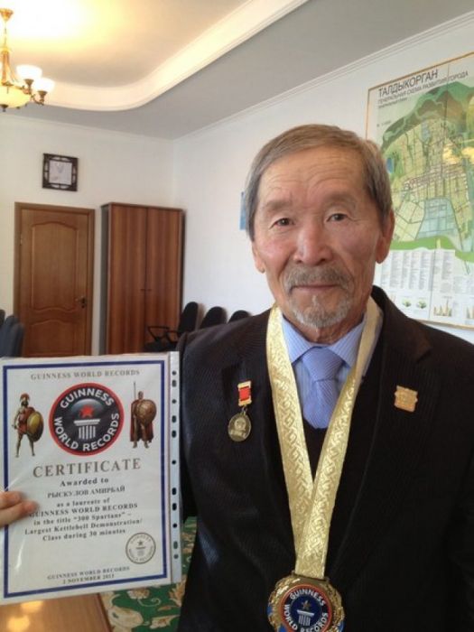 Resident of Almaty oblast, 76, sets Guinness World Record in kettlebell lifting