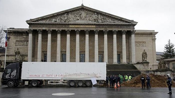 Dirty protest as huge pile of manure dumped at France’s National Assembly