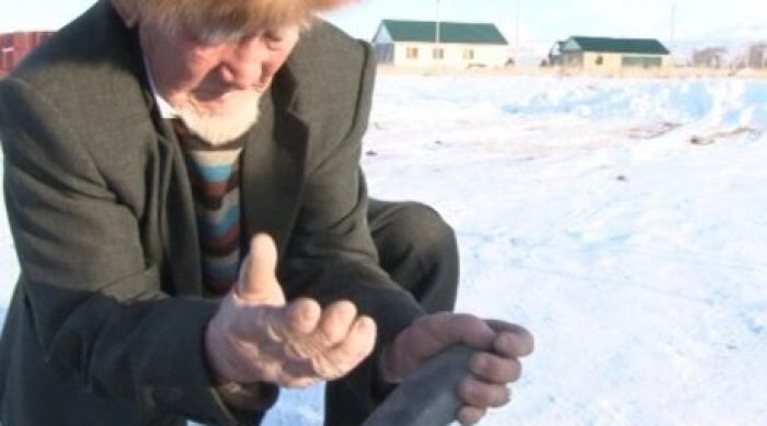 83yo Kazakh man crushes rocks with his bare hands (video)