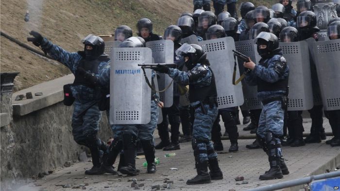 Ukraine protests: claims that police used live bullets as demonstrators die in clashes