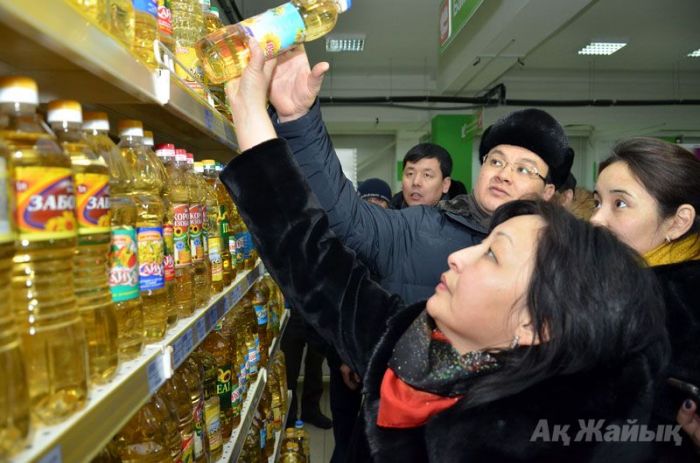 Atyrau Mayor Serik Aidarbekov went shopping to check jump in prices