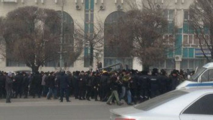 Unauthorized meeting in Almaty: police arrested several dozen protesters (+video)