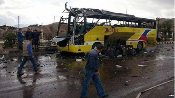 Sinai attacks: Deadly bombing hits Egypt tour bus