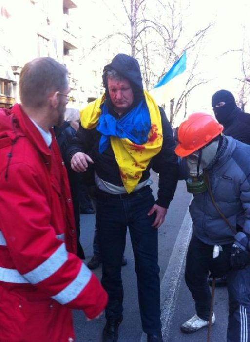 Ukraine: Protesters break police cordon around parliament