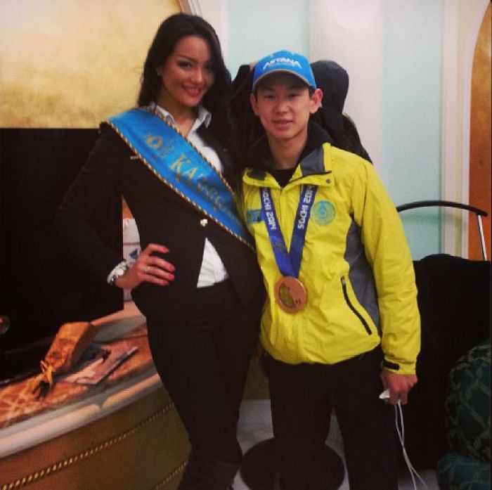 Fans meet Denis Ten at the Almaty airport (PHOTO)