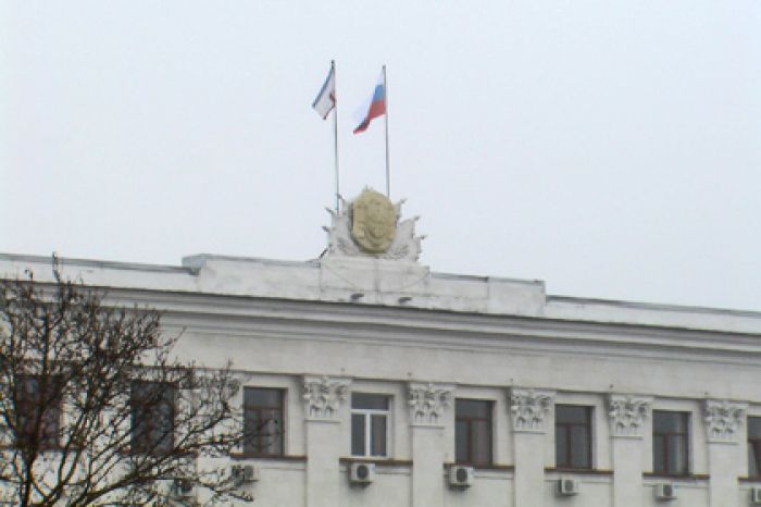 Armed men seize government headquarters, raise Russian flag in Ukraine's Crimea