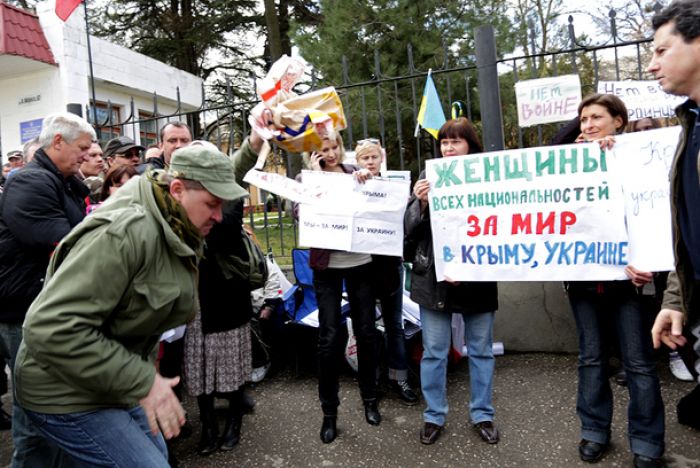 Pro-Russian men in Crimea confront women demonstrating for peace in Ukraine (VIDEO)