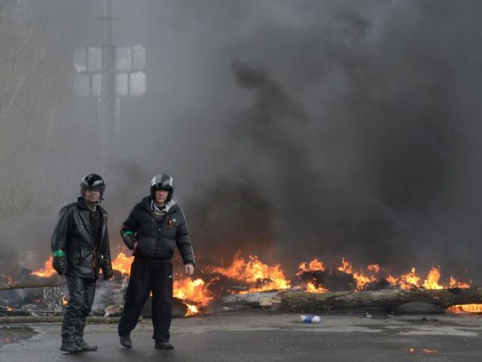 Special Forces, Right Sector Besiege Ukraine's Slavyansk: at least three dead 