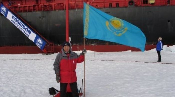 70-y.o. Kazakh citizen carries EXPO 2017 flag across globe to promote event 