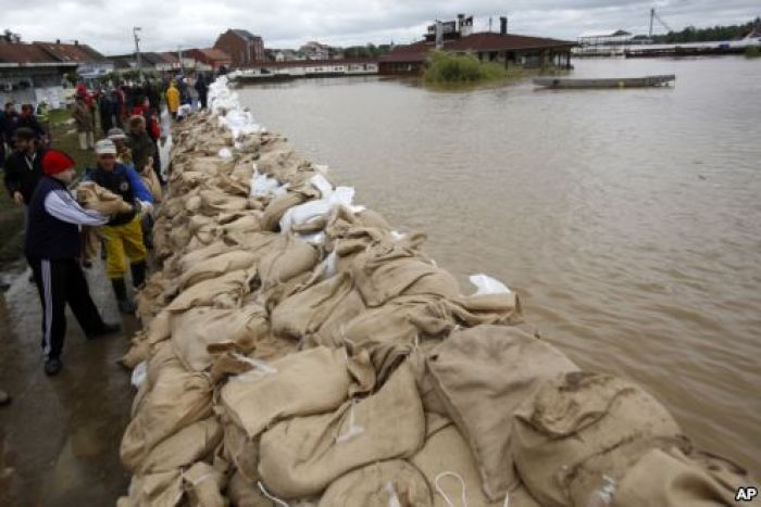 Balkans flooding threatens Serbia power plants, 37 dead