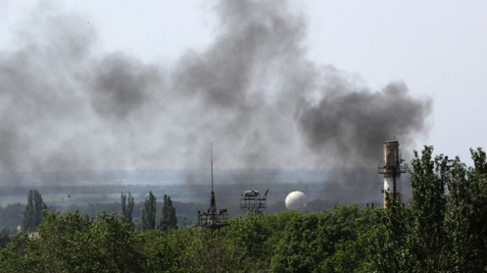 Gunfire, airstrikes leave Donetsk Intl airport up in smoke 