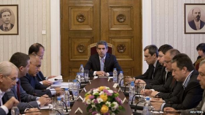 Bulgaria's President Plevneliev to dissolve parliament