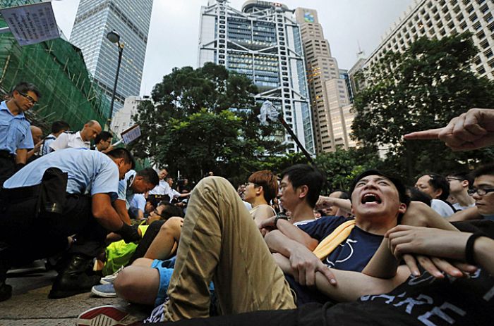 Hong Kong protesters lifted kicking and screaming from downtown rally