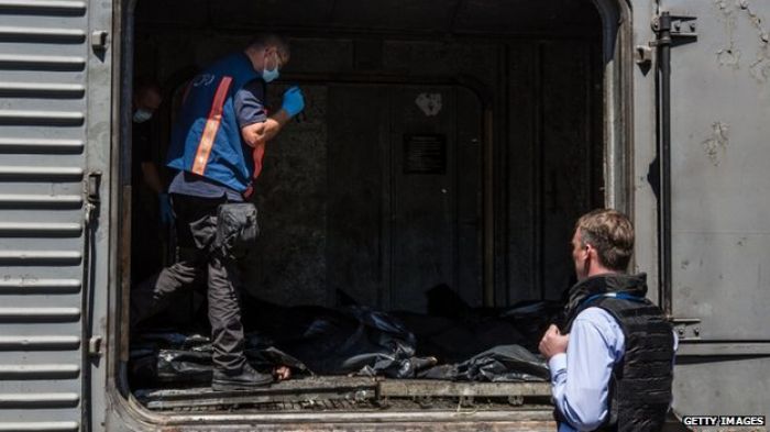 MH17 plane crash: Dutch experts examine bodies