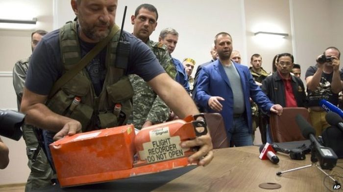 MH17 plane crash: Ukraine rebels hand over black boxes