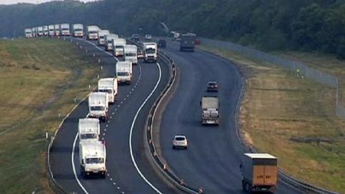 Russian aid convoy continues towards Ukranian border