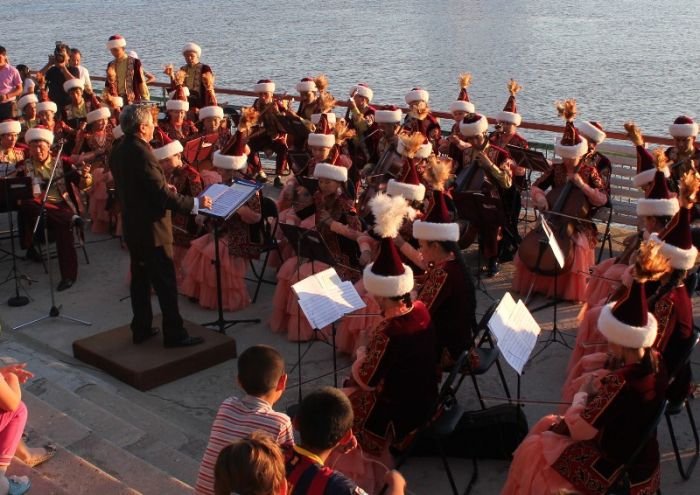 Academic folk orchestra of Dina Nurpeisova opens its 57th season in Atyrau Drama Theatre