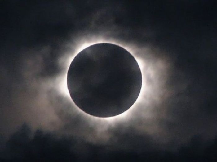 “Blood moon” lunar eclipse to provide stellar light show