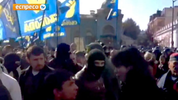Tense stand-off btw far-right march and police at Kiev parliament building