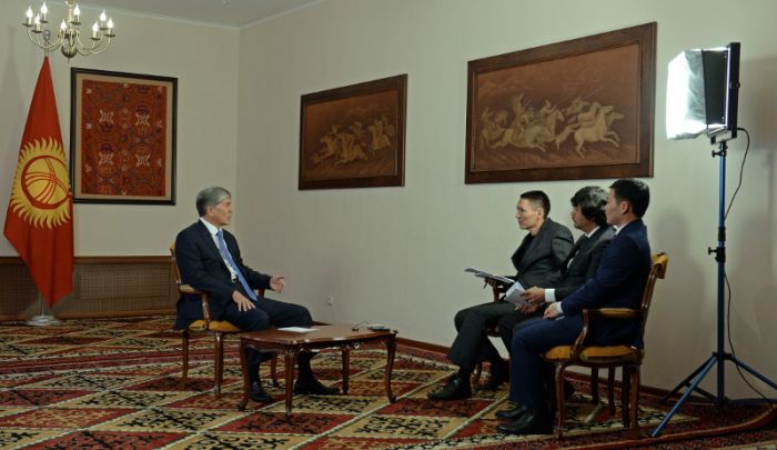 Kyrgyz President meets with Kazakh journalists